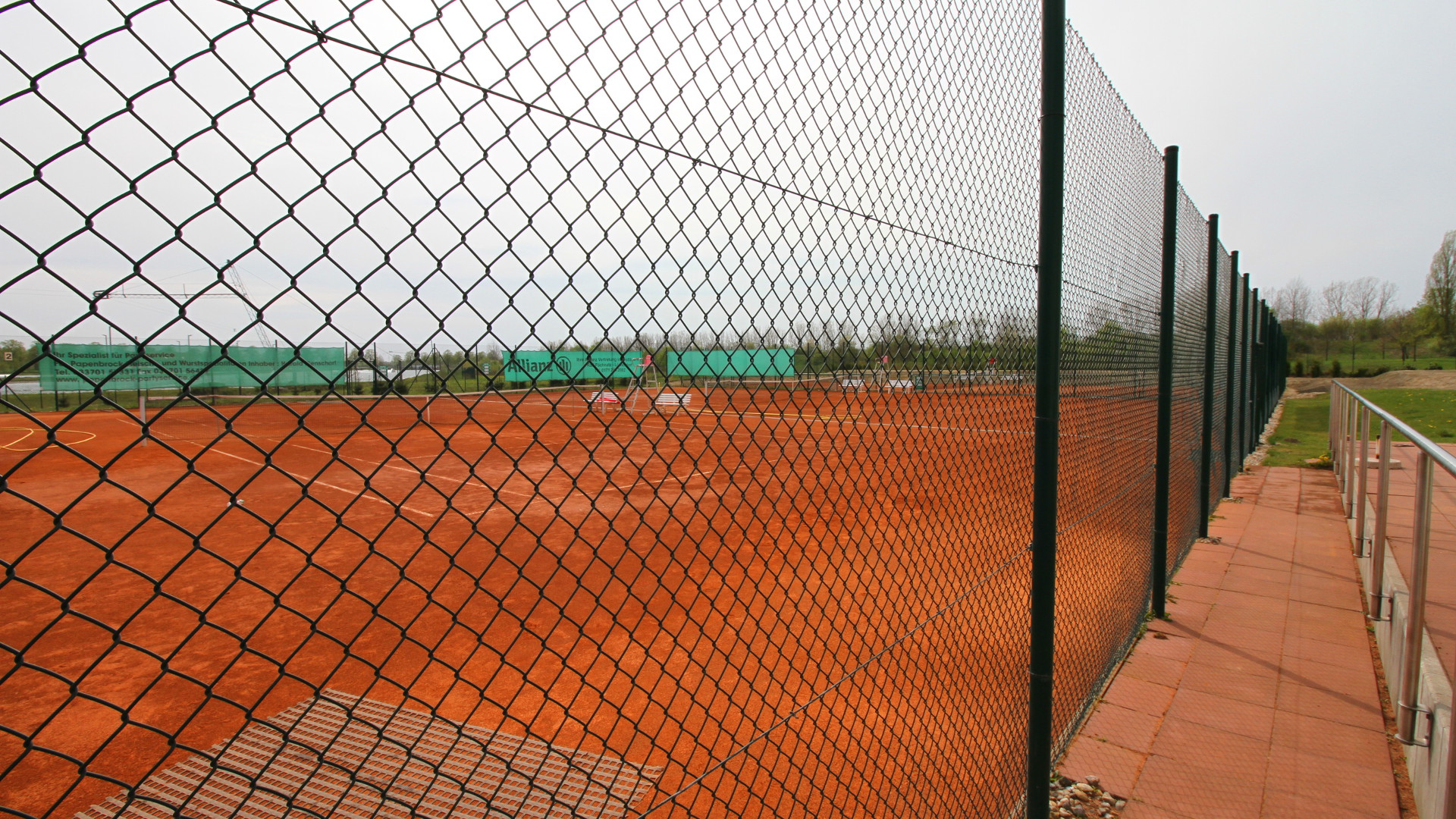 Blick von der Terrasse auf Platz 3 & 2